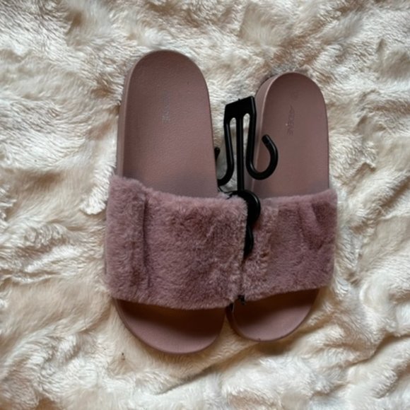 2/$30 Ardene Cozy Faux Fur Slippers Ladies Size 11 NWT - Picture 2 of 8